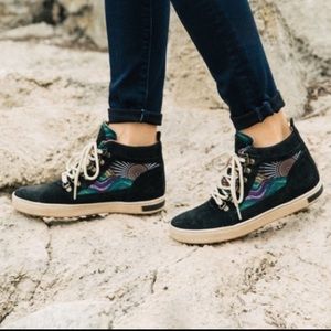 ❌ SOLD ❌ Inkkas camping / hiking boots size 8